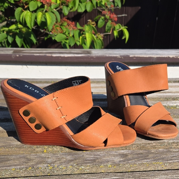 Kelsi Dagger Shoes - KDB Tan Leather Wedge Sandals with Buckle